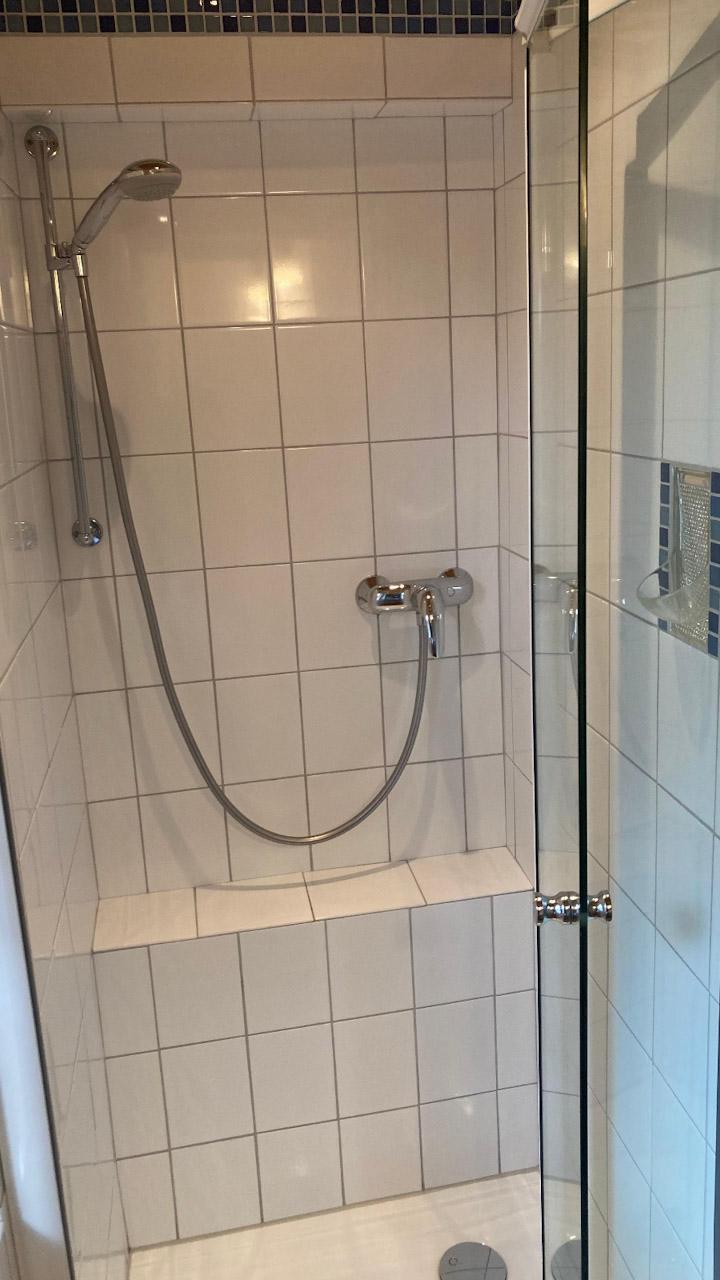 Stehende Dusche im Badezimmer
