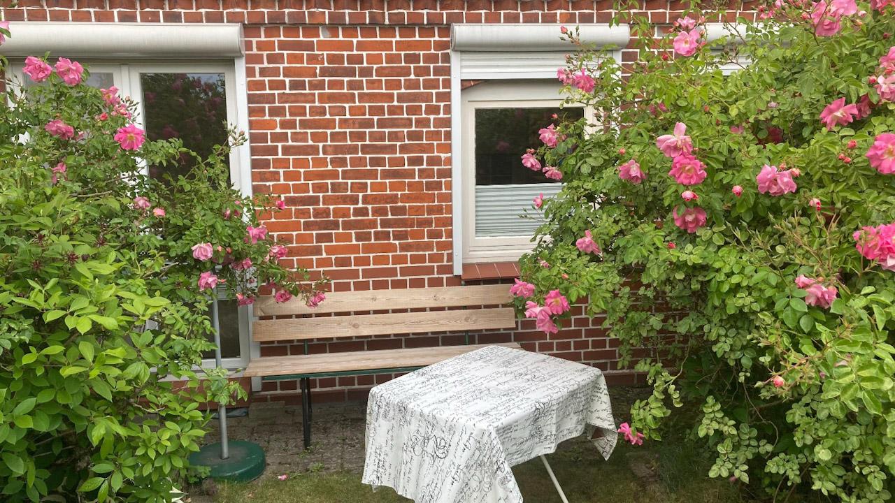 Außenansicht des Ferienhauses mit Garten